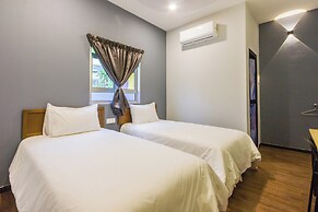 Great 5BR Garden Inn by uBook