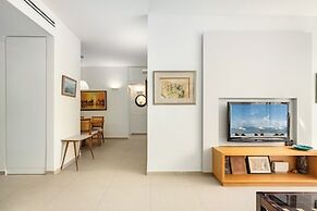 Chic Bright Urban Escape by Sea N' Rent