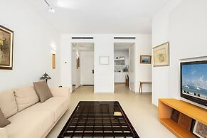 Chic Bright Urban Escape by Sea N' Rent