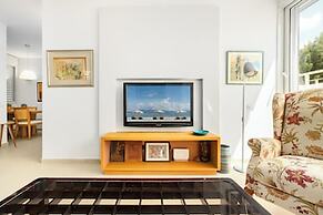 Chic Bright Urban Escape by Sea N' Rent