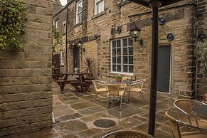 Norfolk Arms Hotel