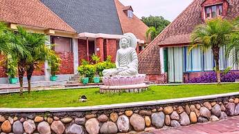 Pyramid Home Divine