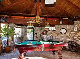 Authentic Dalmatian Hillside Escape With Pool, Sauna & BBQ