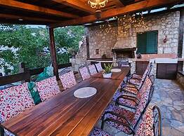 Authentic Dalmatian Hillside Escape With Pool, Sauna & BBQ