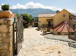 Authentic Dalmatian Hillside Escape With Pool, Sauna & BBQ