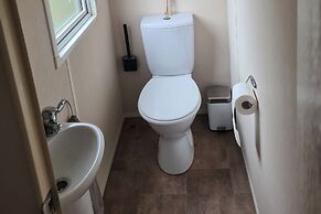 2 Bed Lodge - Sleeps 5 - Parking - Pets - Wifi