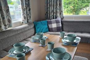 2 Bed Lodge - Sleeps 5 - Parking - Pets - Wifi