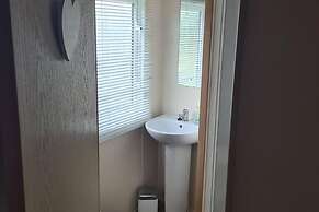 2 Bed Lodge - Sleeps 5 - Parking - Pets - Wifi