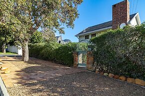 Charming Garden Cottage-campsbay