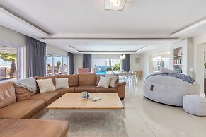 Beachfront, Private Pool, Pizza Oven, Pool Table, Fast Internet, Famil