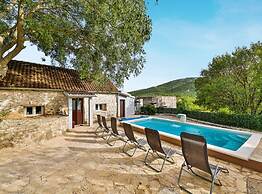 Countryside Idyllic Holiday Home With Pool