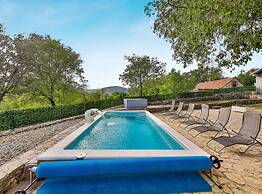 Countryside Idyllic Holiday Home With Pool