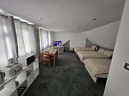 SnoozeDen Westmead – Windsor Castle & Legoland
