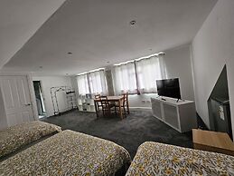 SnoozeDen Westmead – Windsor Castle & Legoland