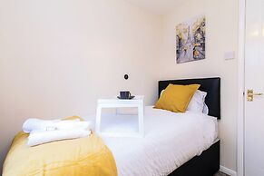 Spacious 3-bedroom Apartment w/ Private Garden