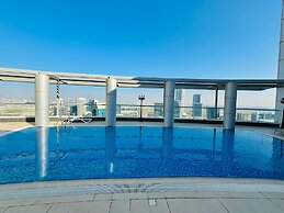 Stunning Studio Dubai with Rooftop Pool