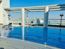 Stunning Studio Dubai with Rooftop Pool
