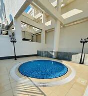 Stunning Studio Dubai with Rooftop Pool