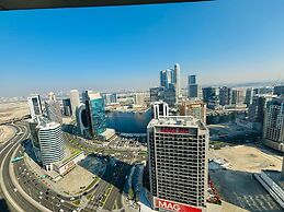 Stunning Studio Dubai with Rooftop Pool