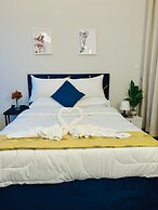 Stunning Studio Dubai with Rooftop Pool