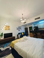 Stunning Studio Dubai with Rooftop Pool