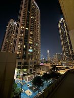 Stunning Studio Dubai with Rooftop Pool