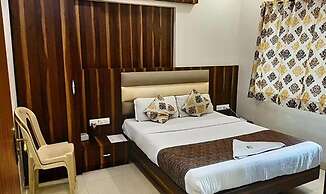 Fabhotel Golden Palms
