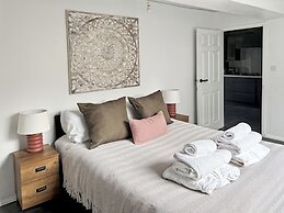 Relaxing Getaway With Hot Tub & Sauna Sleeps 6