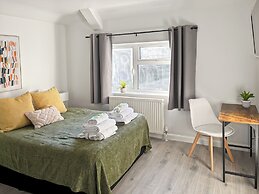 Relaxing Getaway With Hot Tub & Sauna Sleeps 6