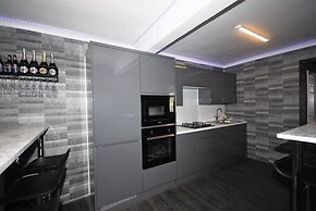 Relaxing Getaway With Hot Tub & Sauna Sleeps 6