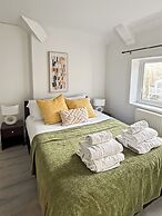 Relaxing Getaway With Hot Tub & Sauna Sleeps 6