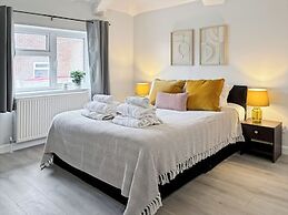 Relaxing Getaway With Hot Tub & Sauna Sleeps 6