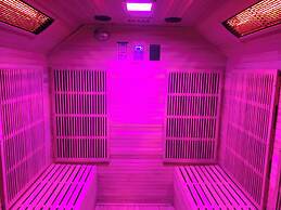 Relaxing Getaway With Hot Tub & Sauna Sleeps 6