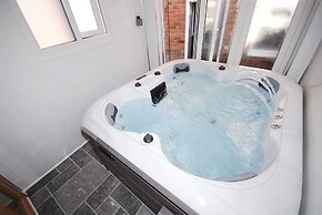 Relaxing Getaway With Hot Tub & Sauna Sleeps 6