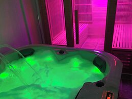 Relaxing Getaway With Hot Tub & Sauna Sleeps 6