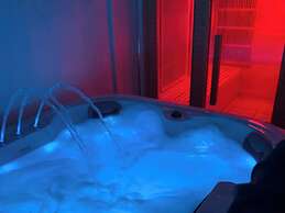Relaxing Getaway With Hot Tub & Sauna Sleeps 6