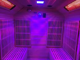 Relaxing Getaway With Hot Tub & Sauna Sleeps 6