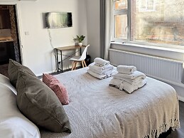 Relaxing Getaway With Hot Tub & Sauna Sleeps 6