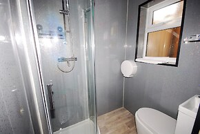 Relaxing Getaway With Hot Tub & Sauna Sleeps 6