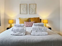 Relaxing Getaway With Hot Tub & Sauna Sleeps 6