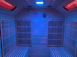 Relaxing Getaway With Hot Tub & Sauna Sleeps 6