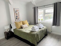 Relaxing Getaway With Hot Tub & Sauna Sleeps 6