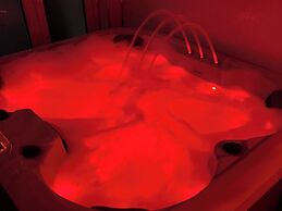 Relaxing Getaway With Hot Tub & Sauna Sleeps 6
