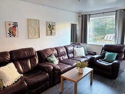 Relaxing Getaway With Hot Tub & Sauna Sleeps 6