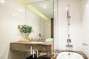 LUX Lavish Suite with Full Marina View 4