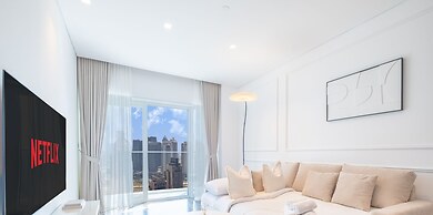 LUX Lavish Suite with Full Marina View 4