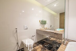 LUX Lavish Suite with Full Marina View 4