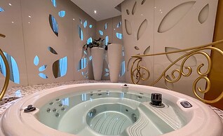 LUX Lavish Suite with Full Marina View 4