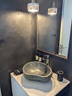 Thronos Suites