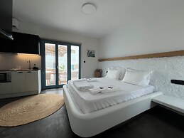 Thronos Suites